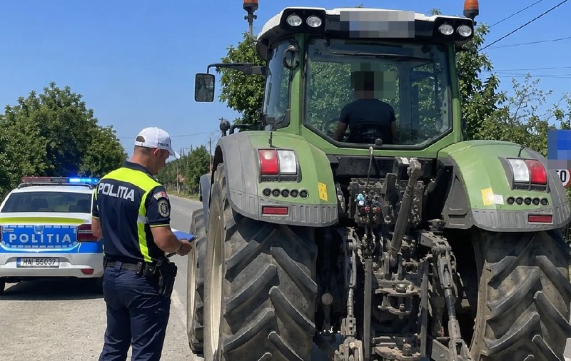 Amendat cu 5.000 de lei în timp ce conducea tractorul pe un drum public. Ce nereguli au depistat polițiștii la un tânăr de 21 de ani