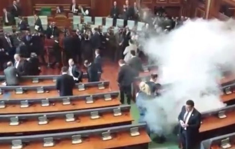 Ședința de plen din Parlamentul Kosovo, întreruptă după ce opoziția a dat cu gaze lacrimogene | VIDEO