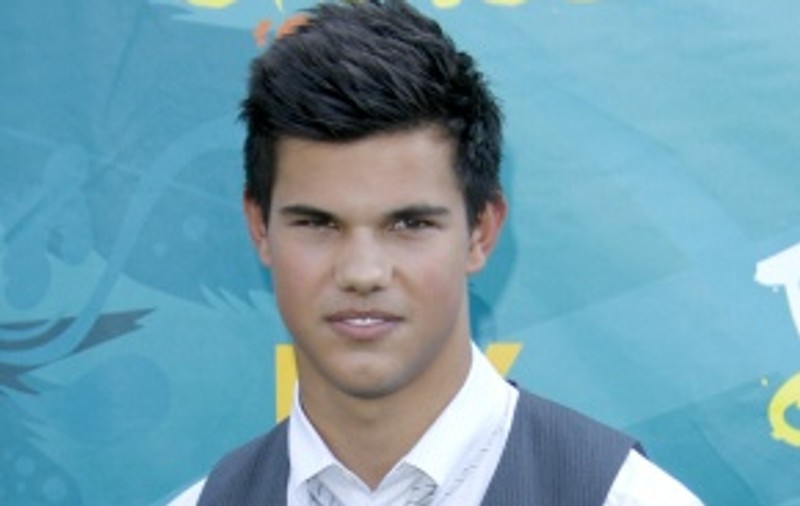 Taylor Lautner, rugat să dea autografe pe chiloţi