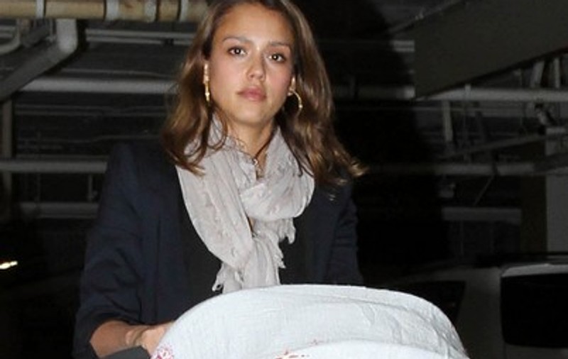 Foto | Jessica Alba şi-a scos pentru prima dată fetiţa cea mică în lume
