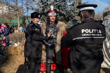 Poliţiştii locali s-au pozat luptând contra boierilor corupţi alături de Ţepeş Vodă