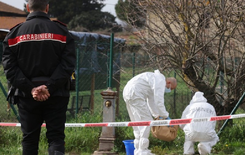 Trupul mumificat al unui român a fost găsit de turiști cu detectoare de metale, lângă un fost sanatoriu din Italia
