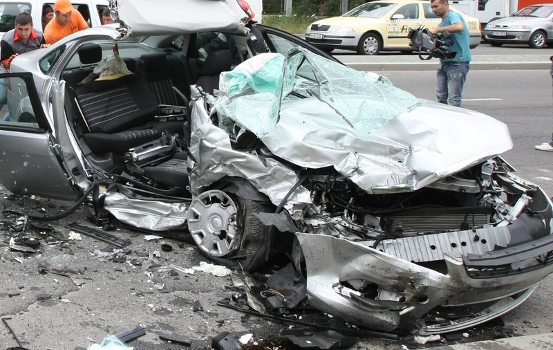 Doi morţi şi trei răniţi, într-un accident rutier tragic pe DN1 A