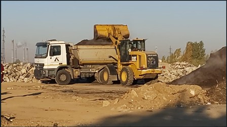 O fotografie primită de la o sursă arată cum deșeurile erau încărcate într-o autobasculantă cu logo-ul firmei Algorithm Construcții S3 pe portieră