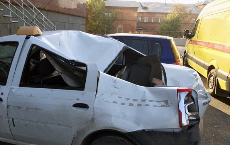 Un adolescent din Rusia a căzut de la etajul 23 pe un Logan. Incredibil ce s-a întâmplat