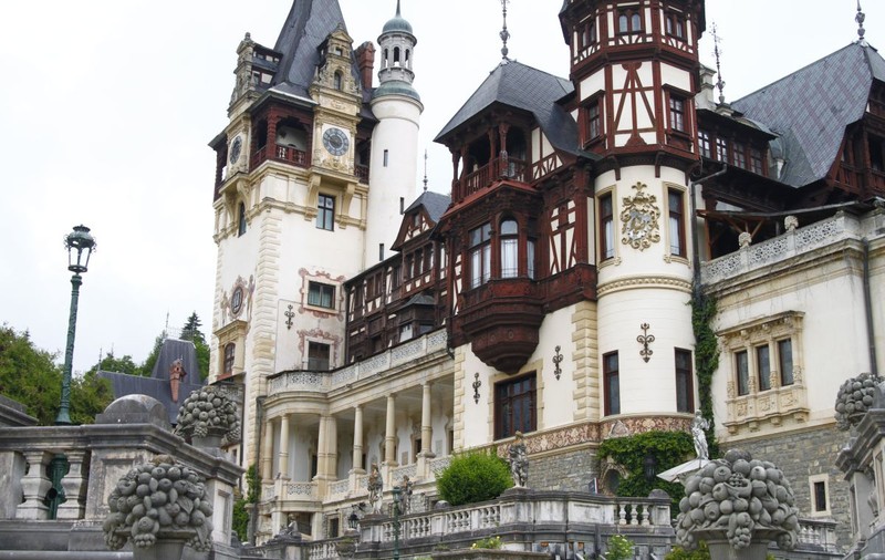 Dineu cu ştaif la Castelul Peleş! Vezi cum s-au îmbrăcat soţiile politicienilor români! | FOTO