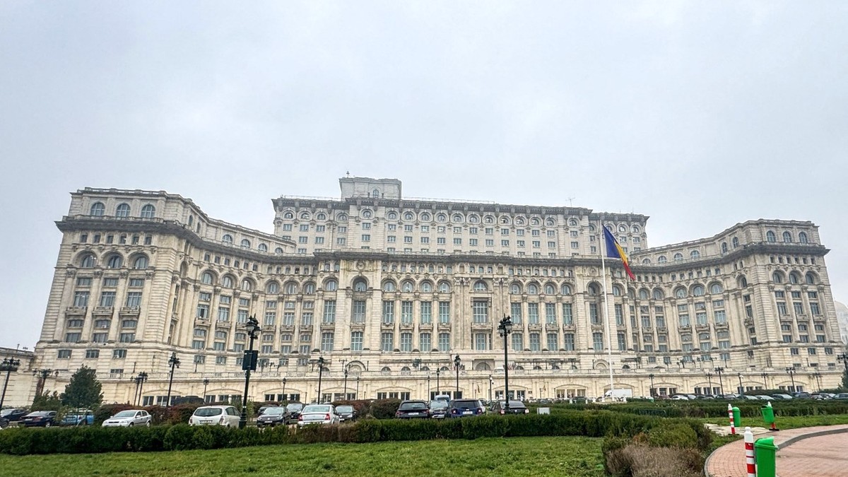 Palatul Parlamentului are o suprafață desfășurată de peste 300.000 de metri pătrați și o înălțime care se apropie de 90 de metri