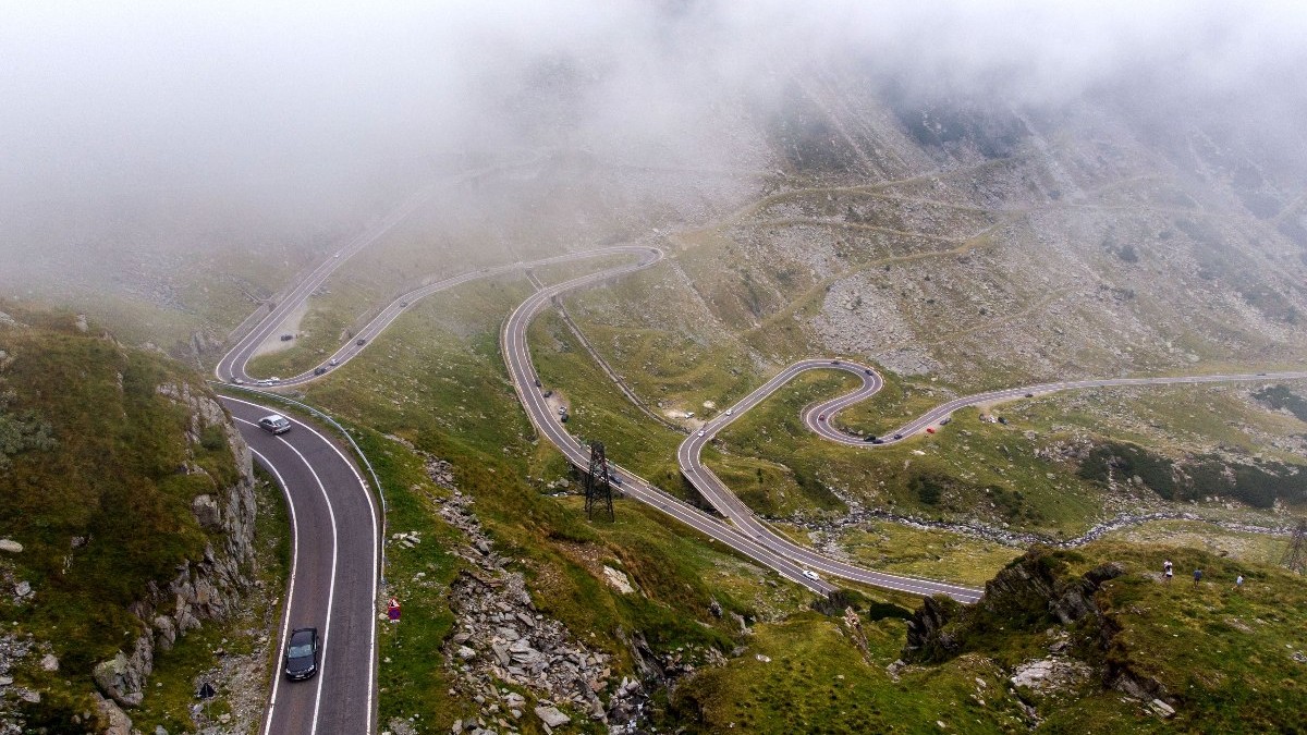 Imagine din drona cu DN 7C, Transfagarasan , construit intre anii 1970-1974 in Muntii Fagaras, sambata 25 august 2018. Soseaua Transfagarasan se afla pe Drumul National 7C (152 km) ce leaga Transilvania de Muntenia, traversand cel mai inalt lant muntos din Romania, Muntii Fagaras, pe o distanta de aproximativ 92 km prin judetele Arges si Sibiu. Soseaua ajunge la altitudinea maxima de 2042 metri la Balea Lac.