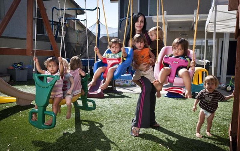 Octomama, un pericol pentru copiii ei? Nadya Suleman își crește odraslele în condiții mizere