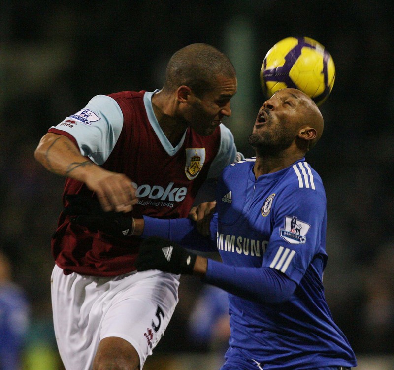 Clarke Carlisle în duel cu Anelka. Foto: Epa.