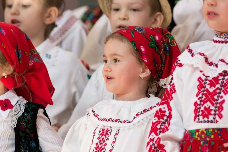 Karisia a început să cânte muzică populară la 3 ani