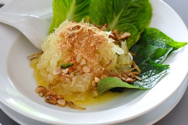 Salată tailandeză cu pomelo