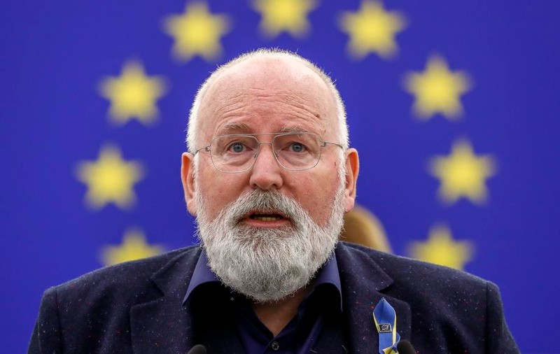 Frans Timmermans a primit cadou de la Bogdan Lobonț o pereche de mănuși