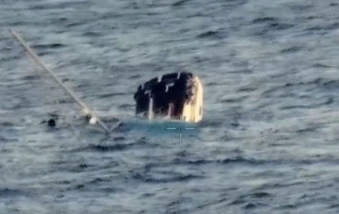 iaht scufundându-se, după ce a fost lovit de un cașalot, în mijlocul oceanului pacific