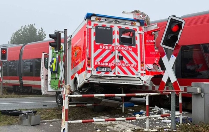 Ambulanță spulberată de tren în timp ce paramedicii resuscitau un pacient, în Germania