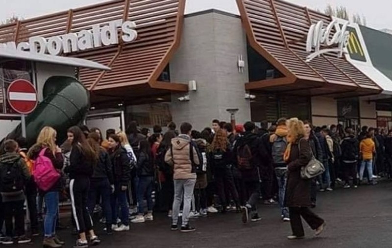 Nebunie la deschiderea primului restaurant McDonald′s din Focșani