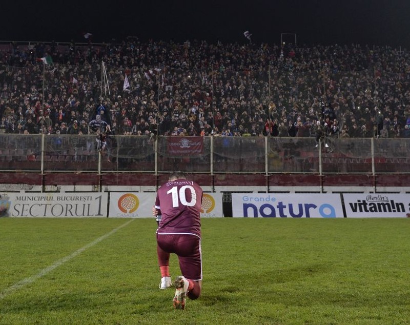 FOTO/Daniel Pancu, în genunchi în fața fanilor rapidiști! Declarație de dragoste pentru suporteri, la ultimul meci oficial pe stadionul Giulești: „De asta nu am jucat la Steaua, la Dinamo, datorită lor!”
