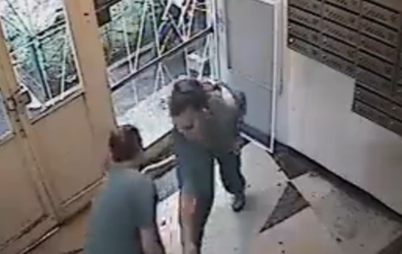 Un individ periculos AGRESEAZĂ FEMEI ÎN SCARA BLOCULUI, în Bucureşti! Uite ce i-a făcut acestei tinere | VIDEO - IMAGINI EXPLICITE