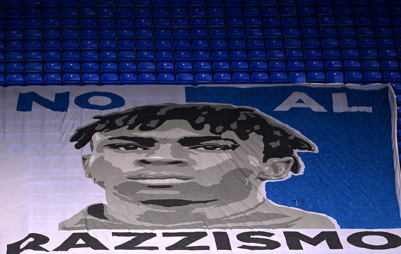 Rasismul în sportul românesc și european. De la sunete de maimuță, banane aruncate în jucători, până la interdicție de transferuri pentru jucătorii de culoare