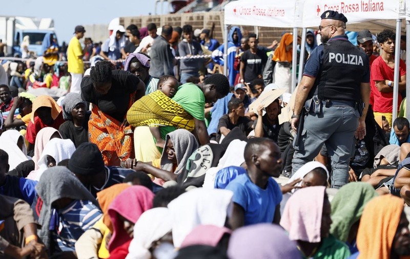 România va prelua persoane „în nevoie de protecție” din insula Lampedusa, copleșită de migranți, spune ministrul Predoiu