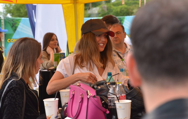FOTO EXCLUSIV/ Tania Budi a comis-o în public. Cum a trecut vedeta peste incident. Toate privirile au fost ațintite asupra ei