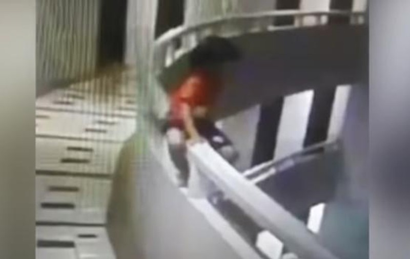 VIDEO | O fetiță de cinci ani a supraviețuit după ce a căzut de la etajul 11 al unui hotel din Thailanda!