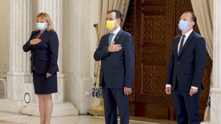 La Palatul Cotroceni au mai fost prezenți președintele Senatului Anca Dragu, președintele Camerei Deputaților Ludovic Orban și premierul Florin Cîțu. Captură video: Administrația Prezidențială