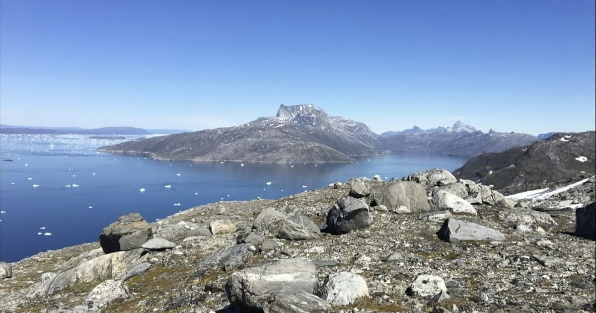 Bucăți mici de gheață plutesc în apă în fiordul Nuuk din Groenlanda, 15 iunie 2019