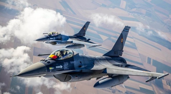 Două avioane ale Armatei Române în timp ce supraveghează spațiul aerian al țării