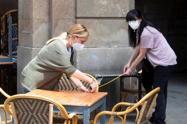 La Barcelona, terasele s-au redeschis luni, cu reguli stricte de distanțare FOTO: EPA