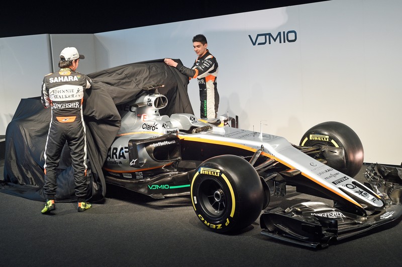 Piloții echipei Force India, dezvelind monopostul pentru sezonul 2017 al Formulei 1. (FOTO: EPA)