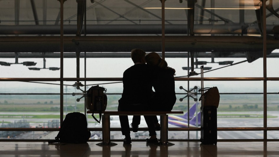 Cuplu femeie bărbat se despart aeroport