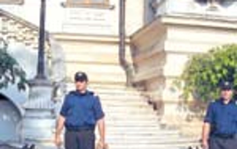 Traian Basescu, pazit de 4 lupi