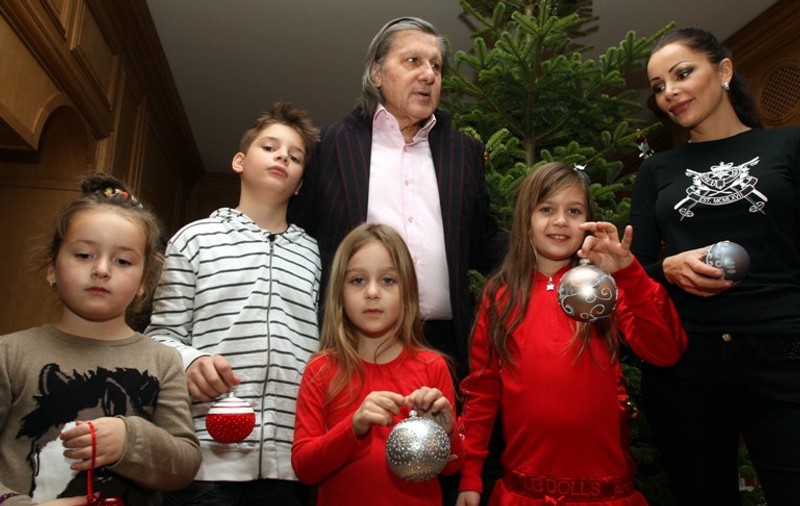 Ilie Năstase, Brigitte Sfăt şi copiii lor au împodobit bradul de Crăciun / FOTO