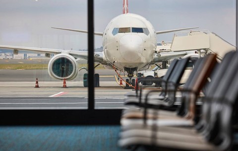 Avion pe pista in aeroport, stationeaza in zona de alimentare