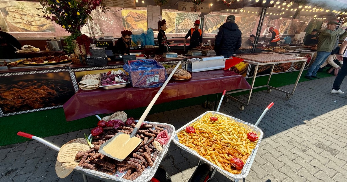 De 1 mai bucureștenii au ieșit să cumpere mici și alte produse tradiționale românești. Foto: Libertatea
