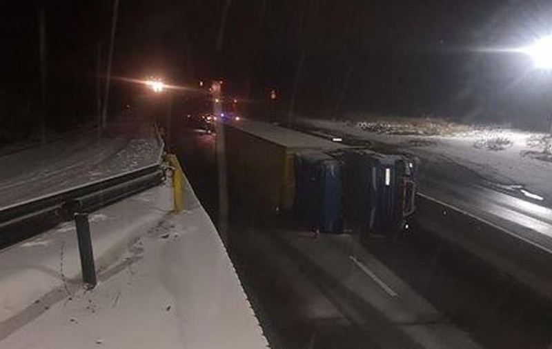 TIR răsturnat pe DN1, în zona Breaza. Se circulă pe un singură bandă, pe sensul Ploieşti-Braşov