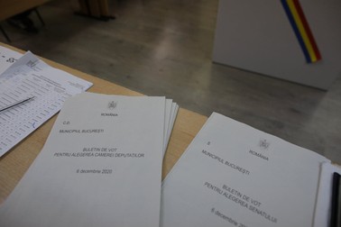 Cele două buletine de vot pentru alegerile parlamentare 2020 | Foto: Vlad Chirea / Libertatea