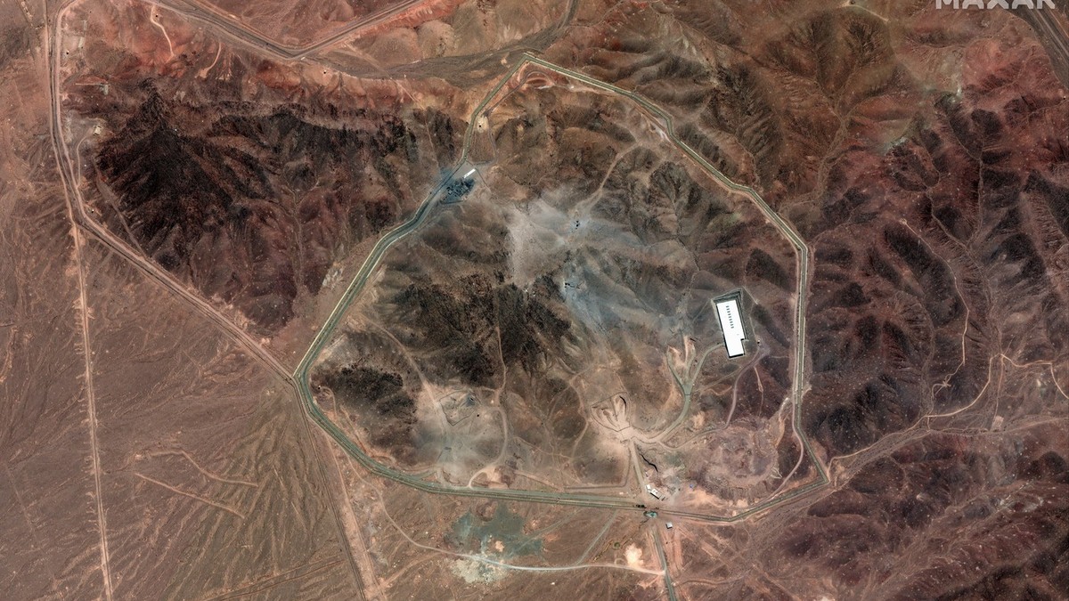Imagini din satelit surprind craterele apărute la instalația nucleară Fordo în urma bombardamentelor efectuate de armata americană Foto: Profimedia