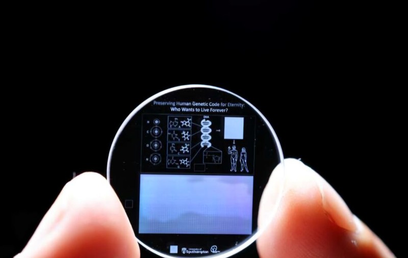 Un depozit veșnic de informații. Genomul uman a fost stocat pe un „cristal de memorie 5D”, care poate readuce la viață omenirea după extincție