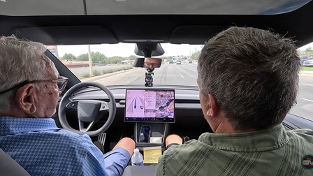 La 98 de ani, Larry alege o Tesla cu condus autonom Sursa foto: Captură Youtube
