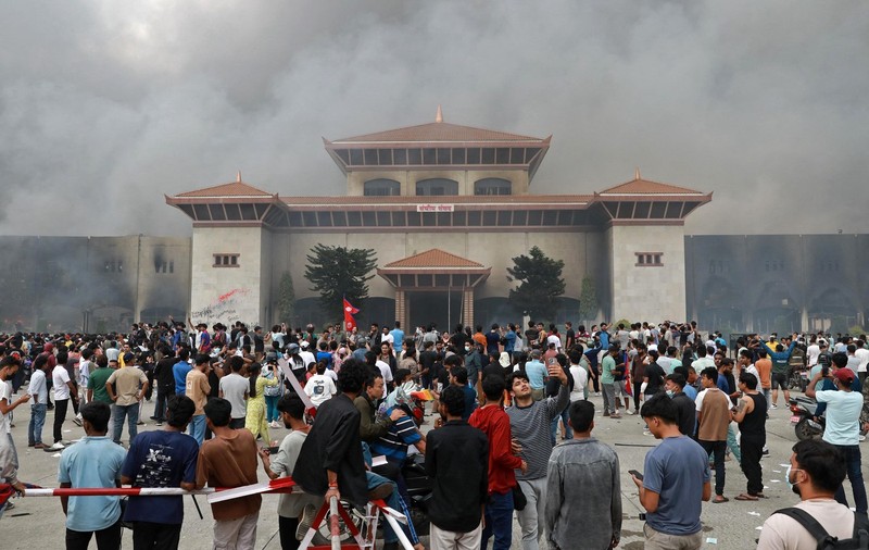 Parlamentul din Nepal a fost incendiat de către protestatari după demisia premierului