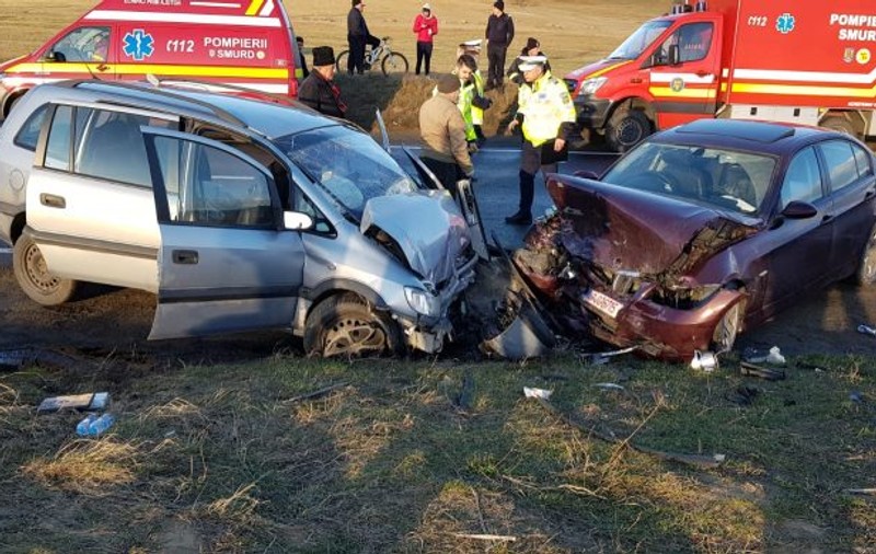 Impact frontal între două autoturisme pe Valea Oltului, la Boița, soldat cu zece răniți. Printre ei, o fetiță de 5 ani