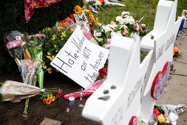Flori, lumânări și scrisori sunt lăsate la memorialele cu numele celor 11 persoane care au fost ucise în atentatul de la sinagoga din Pittsburgh, SUA, pe 29 octombrie 2018. Foto: EPA