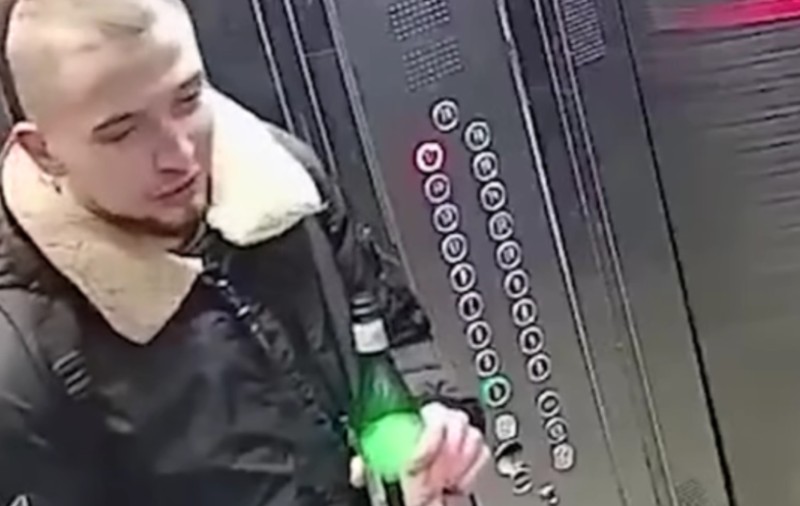 Doi ruși au aprins artificii într-un lift, iar totul s-a transformat într-un haos total. Ce i-a pus poliția să facă apoi