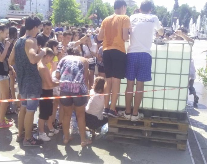 Eveniment inedit în Bănie! S-au bătut cu apă în centrul Craiovei