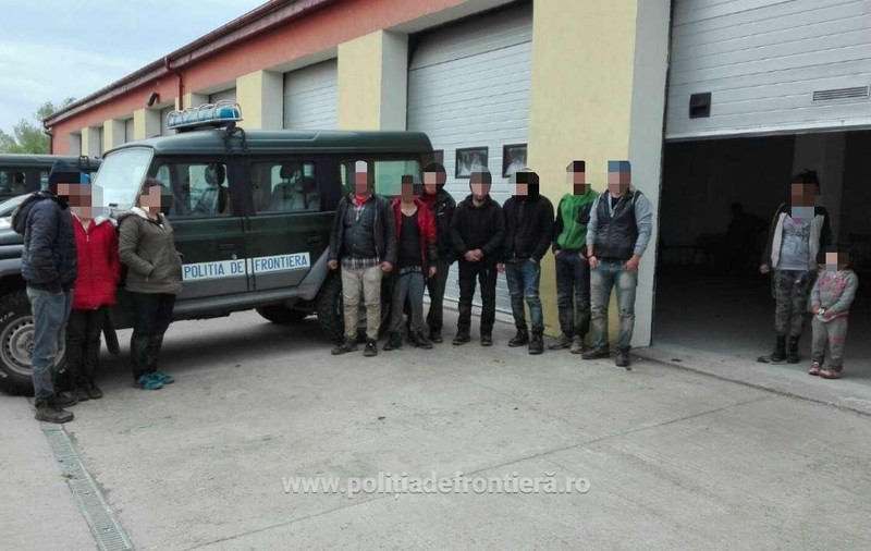 Au vrut să treacă ilegal granița cu un bebeluș de numai șapte luni. Părinții copilașului fugiseră din Irak și voiau să ajungă în vestul Europei