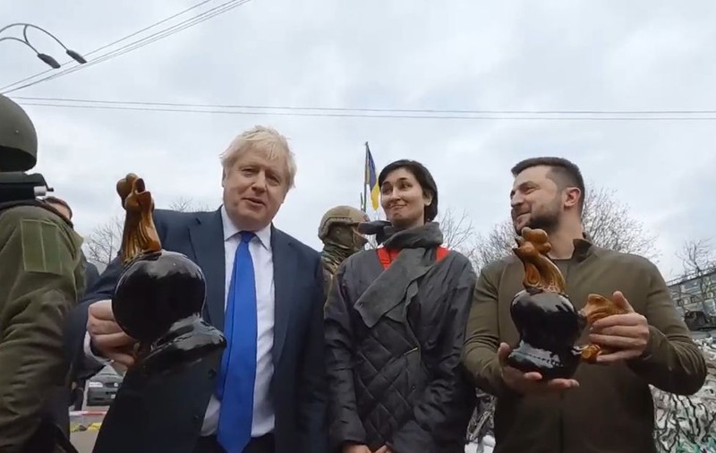 Cum a devenit un cocoș din ceramică simbolul rezistenței ucrainene. Boris Johnson a primit unul în timpul vizitei la Kiev