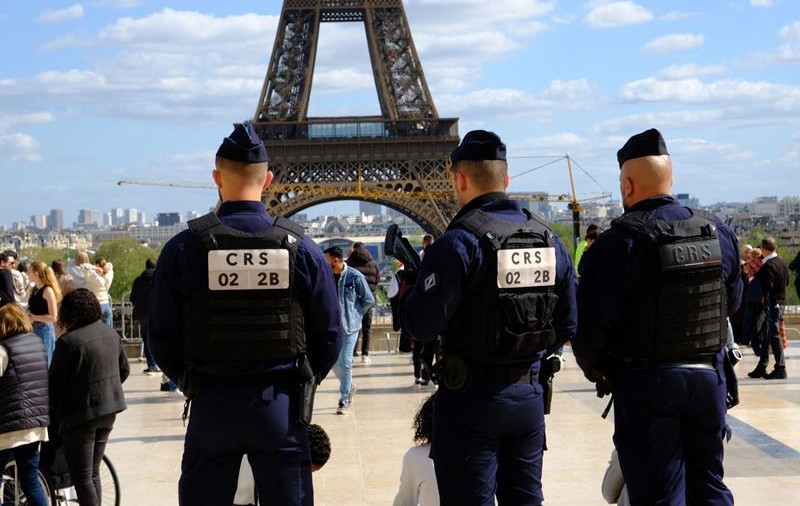 „S-a umplut paharul”. Un sindicat al polițiștilor francezi amenință că va perturba traseul torței olimpice