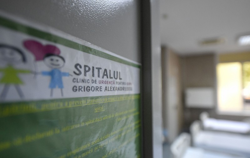 Patru copii au ajuns la spital după ce mama i-a spălat cu insecticid pentru animale, ca să îi scape de păduchi. Care este starea lor